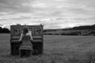 Klavier im Feld