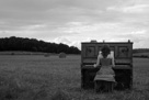 Klavier im Feld