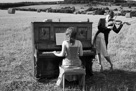 Klavier im Feld