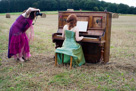 Klavier im Feld (hinter den Kulissen)